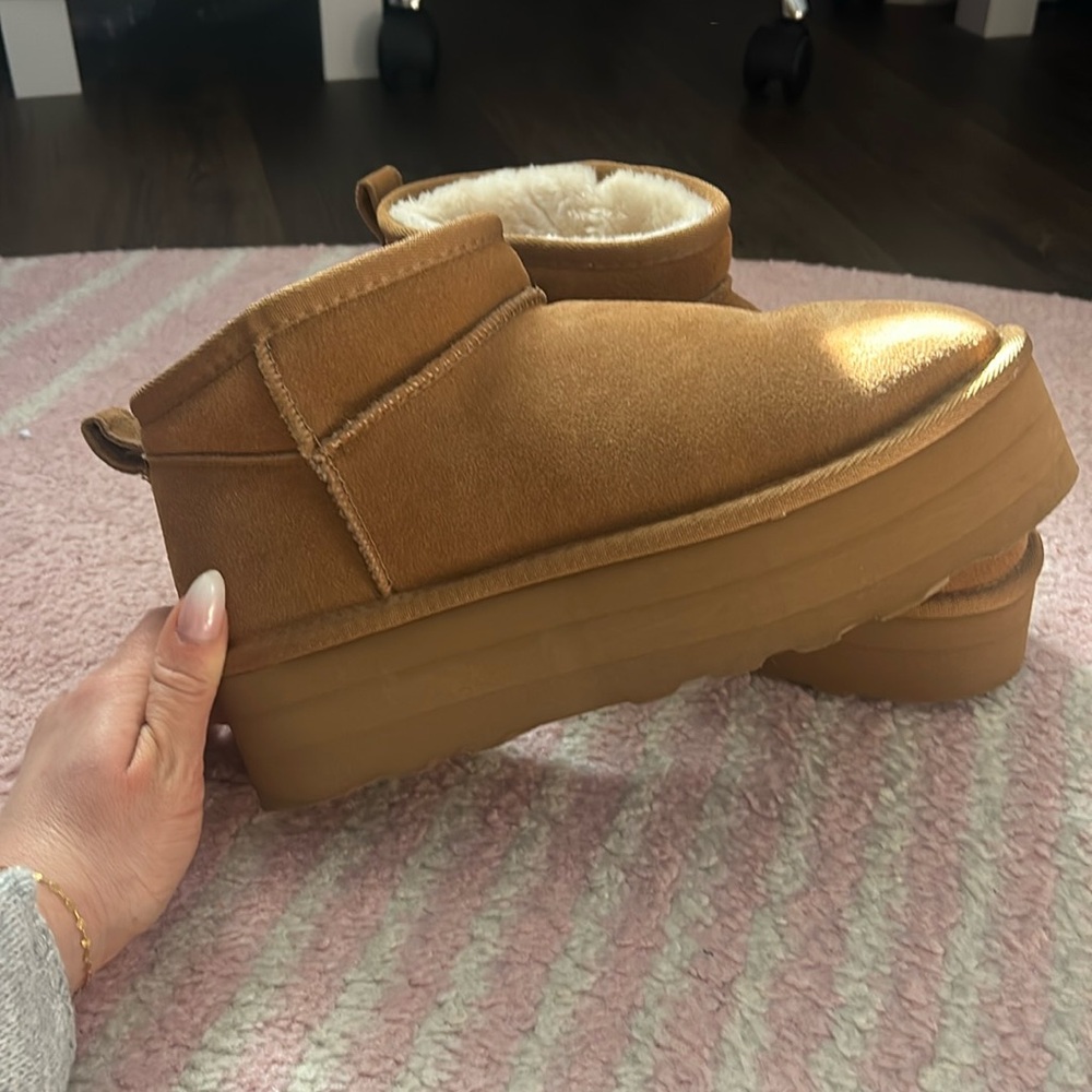 Cushionaire platform ultra mini Ugg style boots size 8.5 mint condition